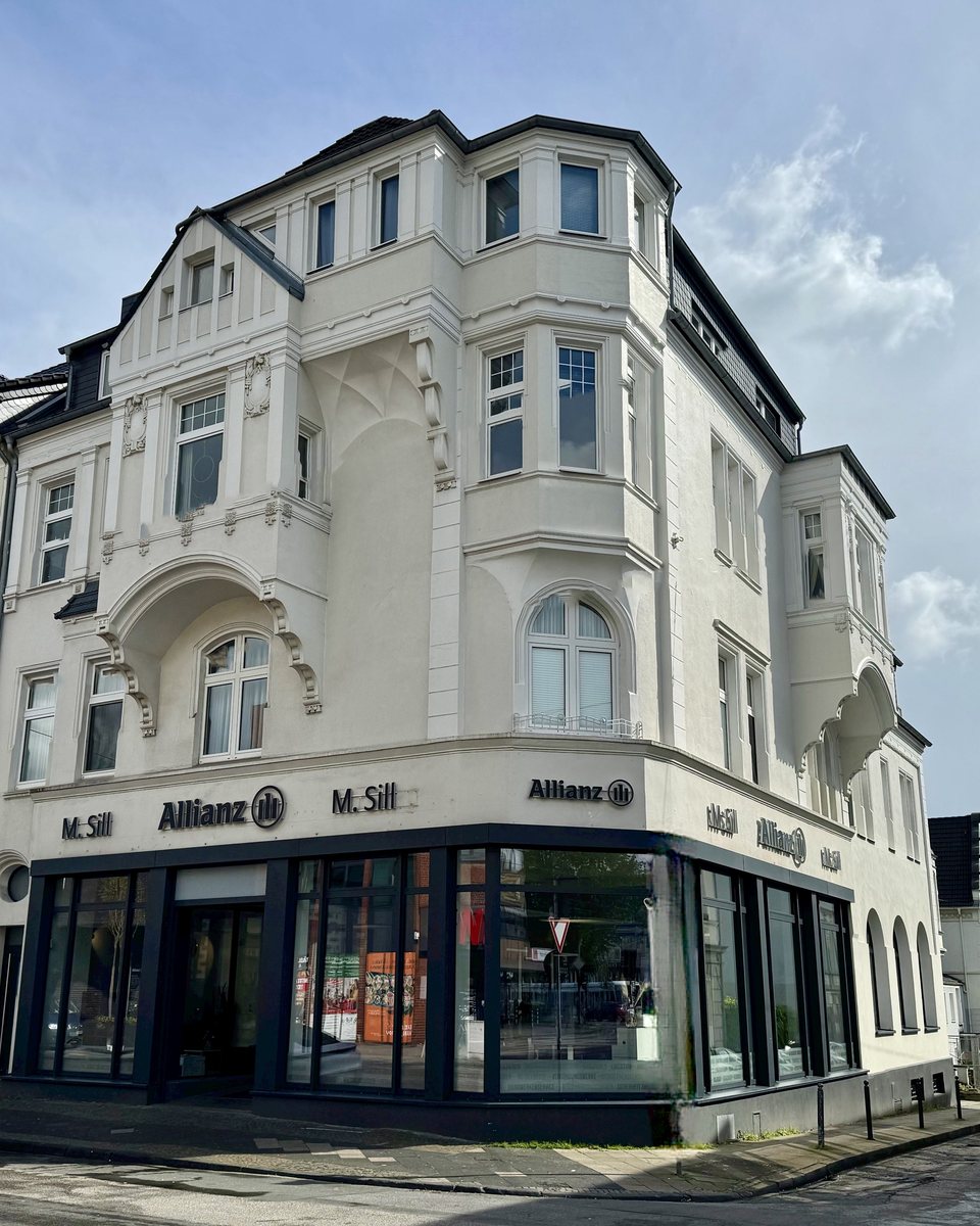 Die Agentur Marcus Sill e.K. im Jugendstil-Eckhaus an der Hochstraße 22 in Bochum-Wattenscheid, große Schaufenster im Erdgeschoss mit Allianz-Schriftzug
